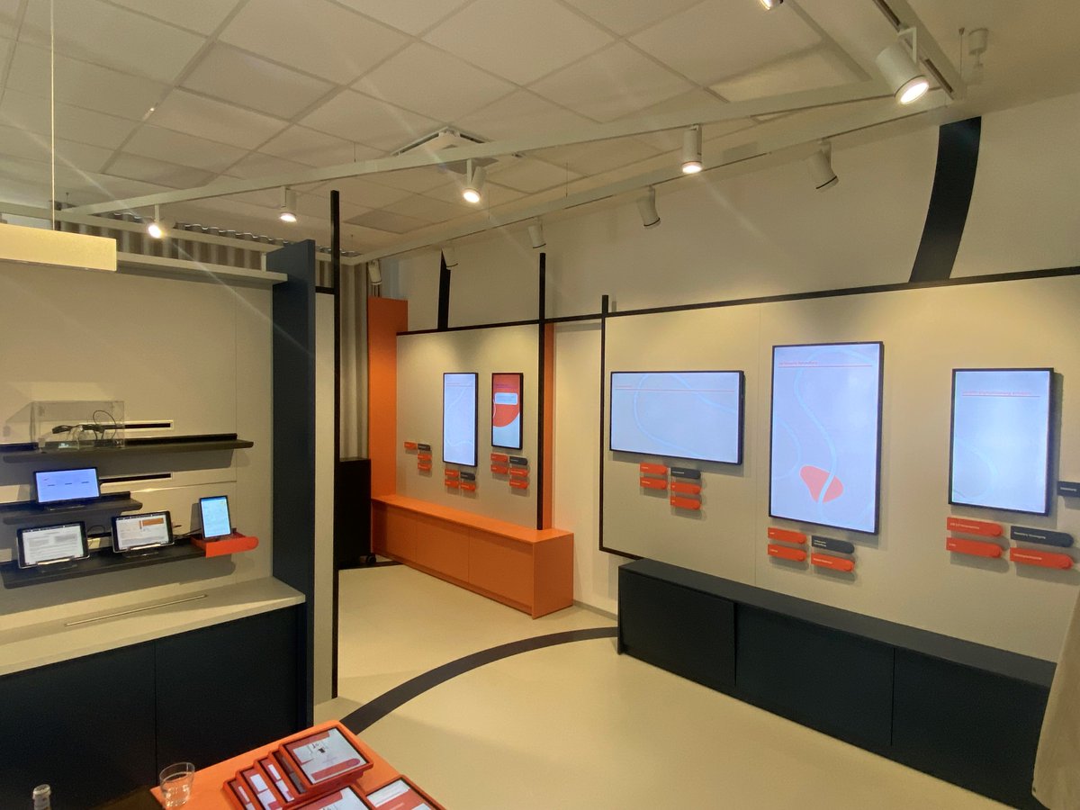 Die <a href="/Hauptstadt_KV/">Kassenärztliche Vereinigung Berlin</a> zeigt in einem Showroom, welche digitalen Anwendungen Arztpraxen unterstützen können: z. B. KI-Telefonassistenten, digitale Amnesebögen und Self-Check-Ins. Wir waren bei unserem Besuch beeindruckt: barmer.de/p028709 #digitalhealth #Digitalisierung #KI