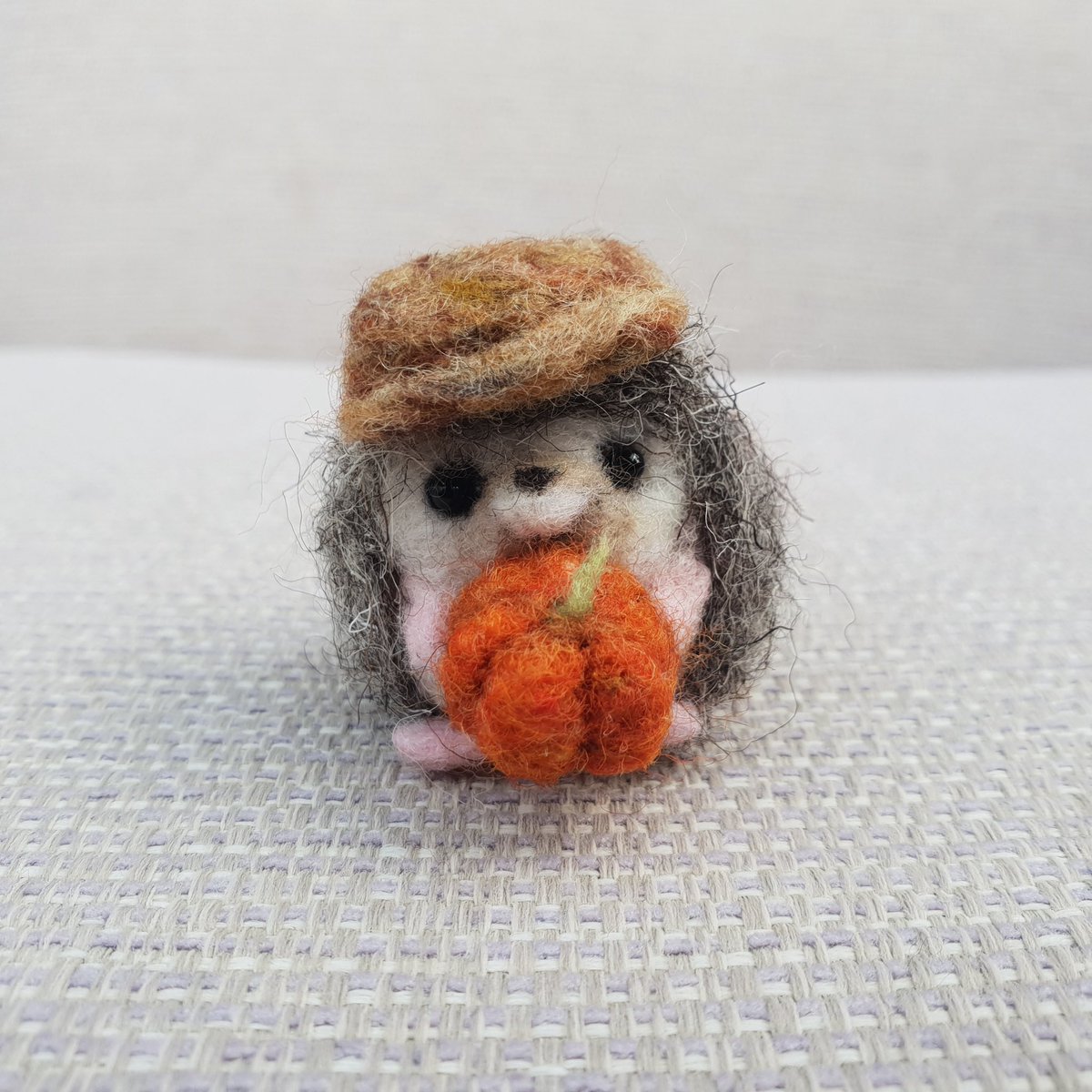 Hello,
Loved creating this beautiful piece of art called Harley the Hedgehog! He loves this time of year!
Some lovely blue skies out today but a definite chill out there. 
Keep warm 🧡
therockingfelter.etsy.com/uk/listing/179…
#WorldAnimalDay #Hedgehog #etsy #elevenseshour #firsttmaster