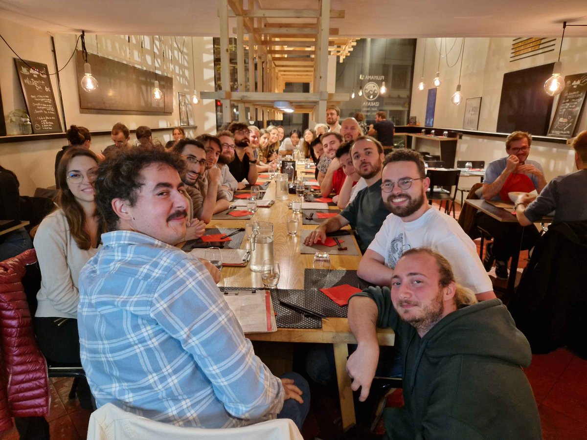 Trois anniversaires à fêter,
La DC à du s'organiser pour trouver un restaurant qui avait une table a nous offrir !

La soirée à été bonne !

Just Douille It !