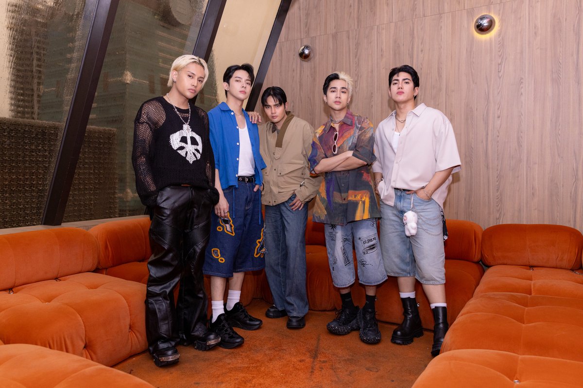 memeonmusic's tweet photo. 以破億神曲〈GENTO〉(超越自我)席捲全球的菲律賓唱跳天團 #SB19 ，不畏颱風來台，並在今日下午首度與台灣媒體會面，不僅學了「我要吃便當」、「好厲害」等中文和台語，也教現場媒體說菲律賓話「我愛你」！
訪問報導：
https://t.co/tzyAVkvP8K https://t.co/PjTwOQJeKE