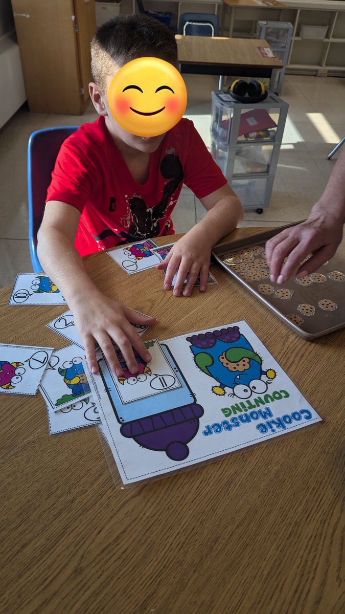 mrspeateach's tweet image. Today’s math lesson was a sweet treat! We counted and arranged cookies for the perfect tray, and even baked some delicious goodies. Who knew math could be so fun (and tasty)? 🍪✨ @AgnesHodgePS @GEDSB #LearningIsSweet