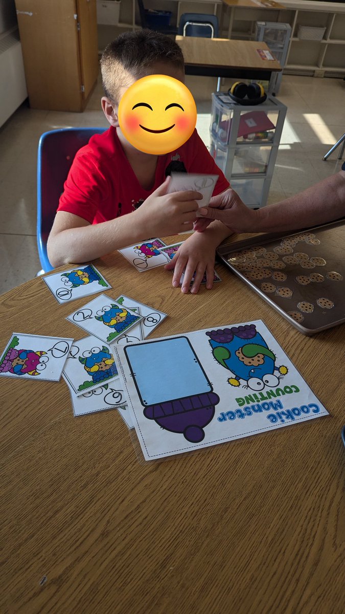 mrspeateach's tweet image. Today’s math lesson was a sweet treat! We counted and arranged cookies for the perfect tray, and even baked some delicious goodies. Who knew math could be so fun (and tasty)? 🍪✨ @AgnesHodgePS @GEDSB #LearningIsSweet
