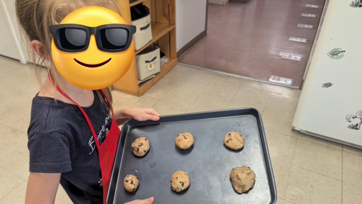 mrspeateach's tweet image. Today’s math lesson was a sweet treat! We counted and arranged cookies for the perfect tray, and even baked some delicious goodies. Who knew math could be so fun (and tasty)? 🍪✨ @AgnesHodgePS @GEDSB #LearningIsSweet