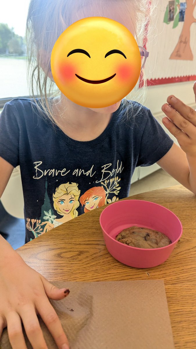 mrspeateach's tweet image. Today’s math lesson was a sweet treat! We counted and arranged cookies for the perfect tray, and even baked some delicious goodies. Who knew math could be so fun (and tasty)? 🍪✨ @AgnesHodgePS @GEDSB #LearningIsSweet