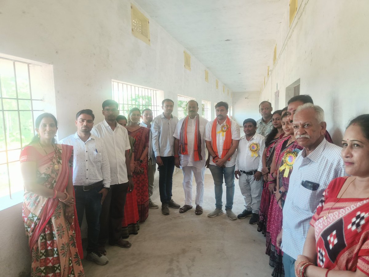 ashwiniksarangi's tweet photo. ଚକରକେନ୍ଦ ସନ୍ଥ କବି ଭୀମ ଭୋଇ ମହିମା ଯୁକ୍ତ ୩ ମହାବିଦ୍ୟାଳୟରେ ଆୟୋଜିତ ୨୦୨୪-୨୫ ଶିକ୍ଷା ବର୍ଷର ସ୍ୱାଗତ ସମାରୋହରେ ମାନ୍ୟବର ବରଗଡ଼ ସାଂସଦ ଶ୍ରୀଯୁକ୍ତ ପ୍ରଦୀପ ପୁରୋହିତ ଓ ଭଟଲି ବିଧାୟକ ଶ୍ରୀଯୁକ୍ତ ଇରାସିସ୍ ଆଚାର୍ୟ୍ୟଙ୍କ ସହିତ ଯୋଗ ଦେଲି।
#welcomeceremony #graduationcollege #bargarhconstituency #bargarh #odisha https://t.co/6vgBoO1vDK