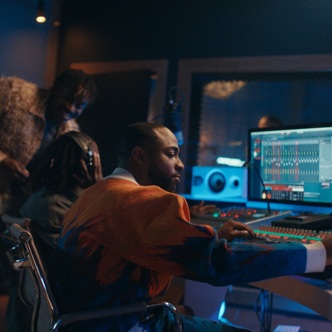 martell's tweet image. Let’s continue to #BeTheStandOutSwift with this new chapter. 
Break down barriers and succeed on your own terms by being audacious and resilient. 

Please enjoy responsibly. Forward only to people of legal drinking age.

#MartellxDavido #Martell #MartellBlueSwift @davido