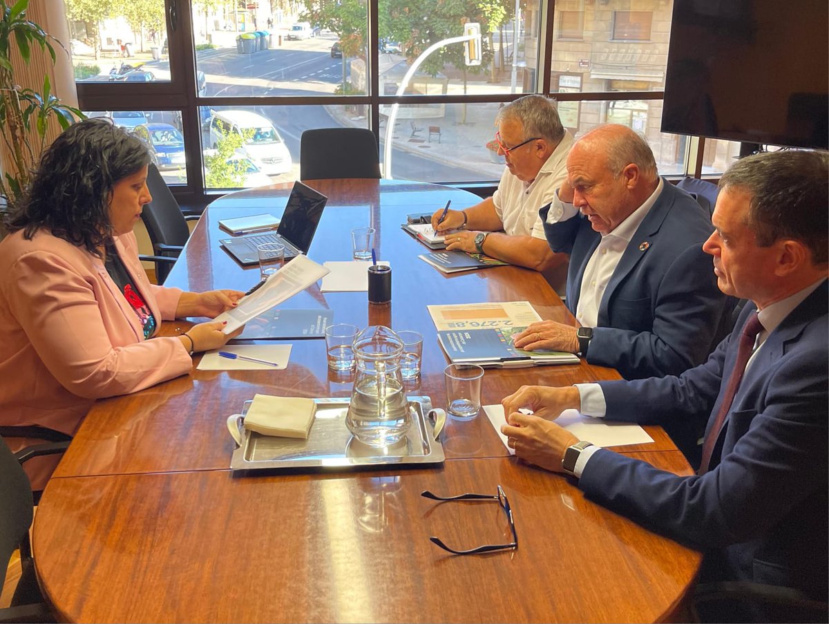 govlleida's tweet photo. ✳️Trobada de la #delegada Núria Gil amb el president de #FCAC, Ramon Surroca, per conèixer els #reptes i inquietuds del #cooperativismeagrari, especialment rellevant a la demarcació de #Lleida, en relació al #monrural, la #sequera, la producció sostenible o els canvis en la #PAC https://t.co/IroCLZk2HA