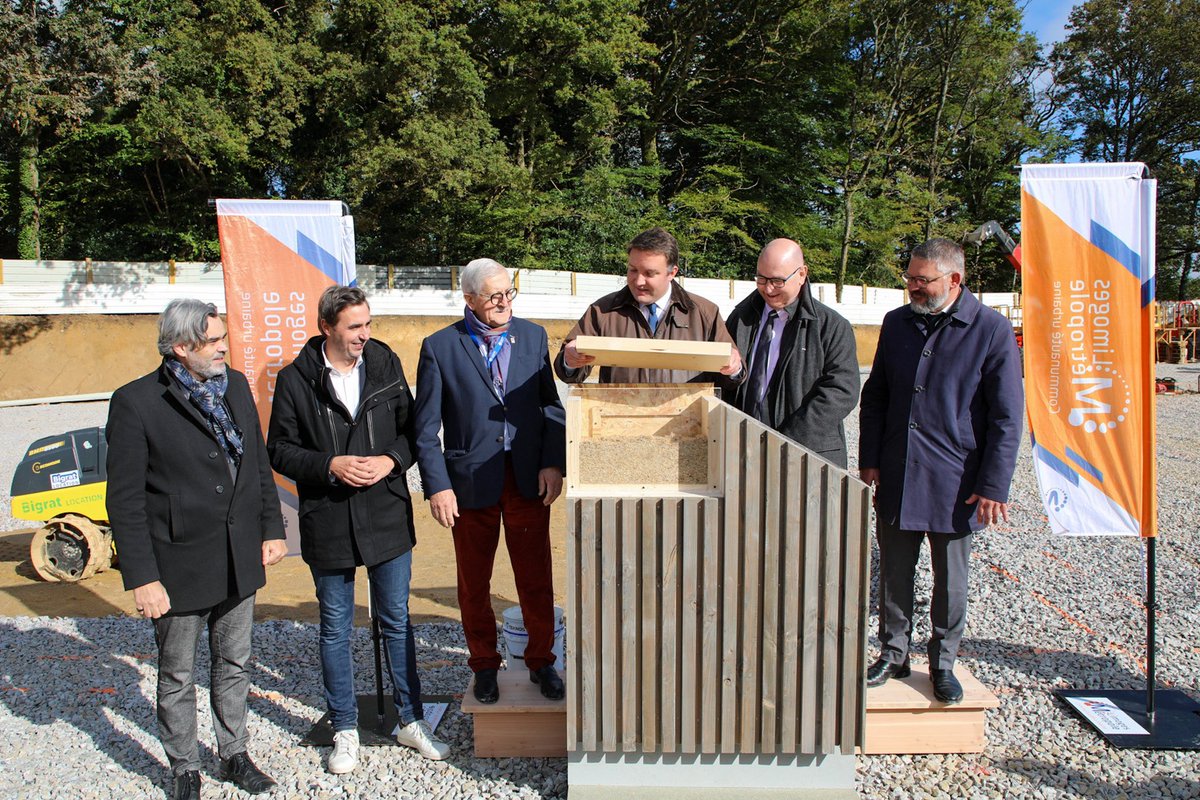 LimMetropole's tweet photo. 🏗 | Pose de la première pierre du futur espace d’innovation électronique hyperfréquence et photonique de Limoges Métropole, qui réunira les acteurs de ces filières dans le parc technologique de @EsterTechnopole.
✅ Limoges Métropole soutient les filières d'excellence et investit dans la construction de cet espace de + de 2 000 m2 qui proposera :
➡️ un showroom, 
➡️ un parcours de visite, 
➡️ des services pour les industriels,
➡️ une animation inter-structures favorisant les projets inter-filières.