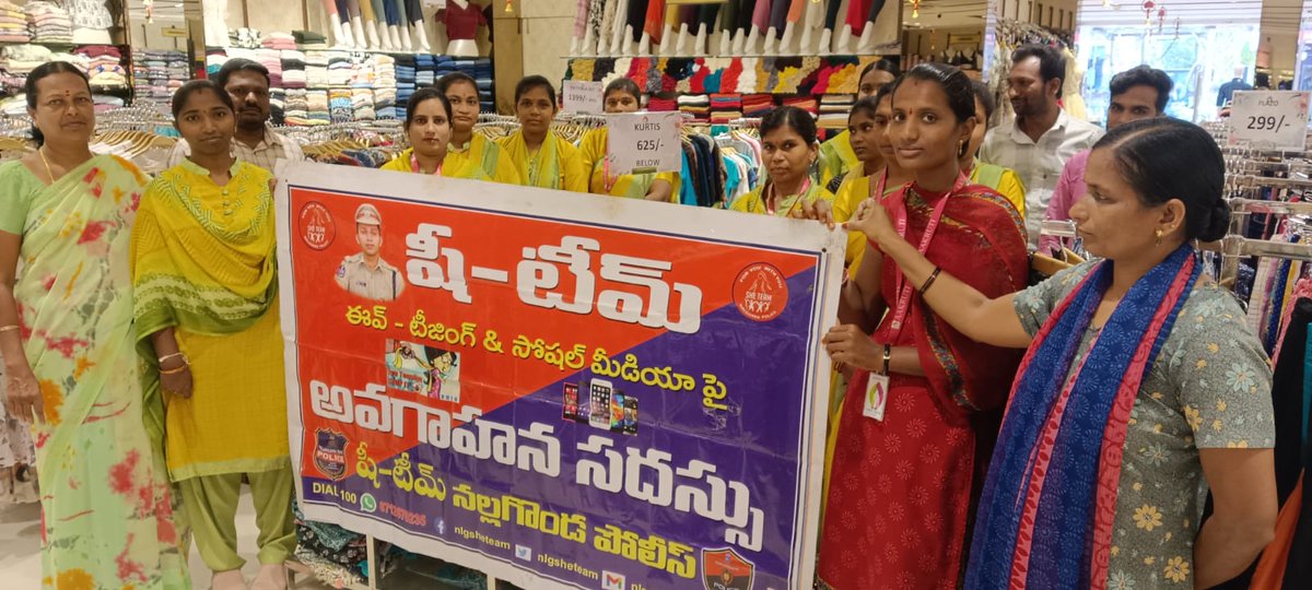 nalgondasheteam's tweet image. Nalgonda Dist She Team Conducted #Awareness  Pragramme At Akruthi shopping mall and Railway Station For Crime Against Women On : 03-10-2024. @tg_womensafety @Shikhagoel_IPS @NalgondaCop #State_Police #sheteams