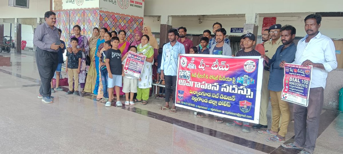 nalgondasheteam's tweet image. Nalgonda Dist She Team Conducted #Awareness  Pragramme At Akruthi shopping mall and Railway Station For Crime Against Women On : 03-10-2024. @tg_womensafety @Shikhagoel_IPS @NalgondaCop #State_Police #sheteams