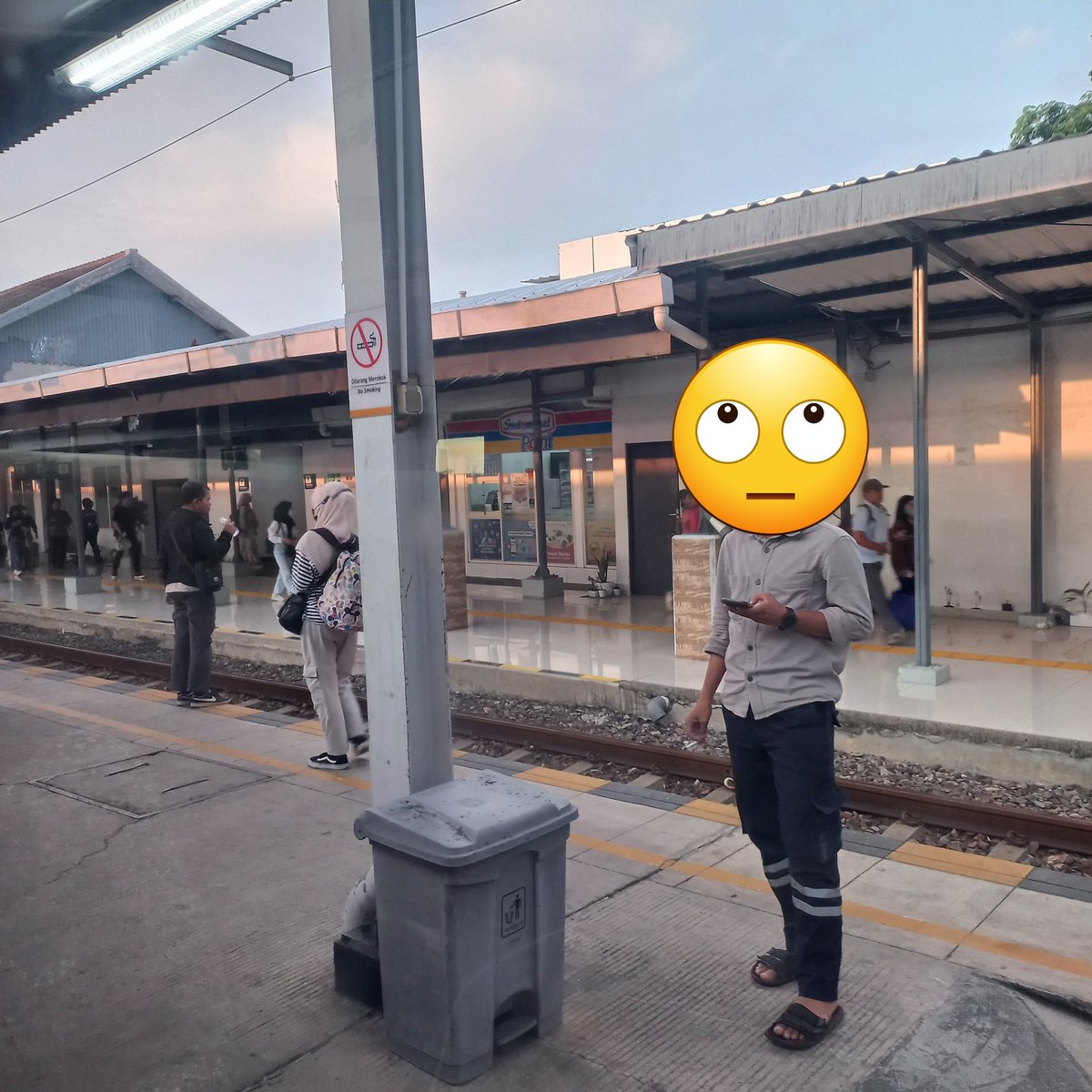 ekosis2010's tweet photo. @KAI121 orang ini merokok di samping tanda larangan merokok di Stasiun Prujakan, Cirebon. Tidak ada petugas yg menegurnya https://t.co/N5zZBGLu8O