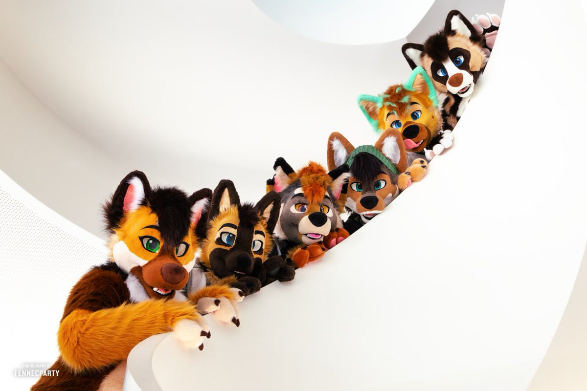 Eurofurence 28 Critter group photo!
Thank you all for coming and to everyone who stopped to say hi and have a chat 😊

Photos by the lovely <a href="/FENNECPARTY/">MYLO 🦊📸</a> 
#FursuitFriday