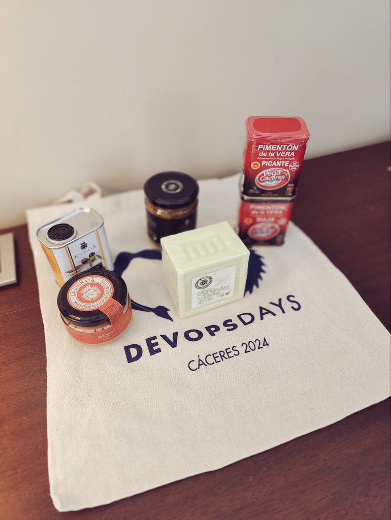 Tasia🐧 🦄teletrabajer🦄 (@anastasiaknt) on Twitter photo Qué bonica es la gente de <a href="/DevOpsDaysCC/">DevOpsDays Cáceres</a> y que guay nos han tratado a <a href="/n1mh/">diego 🦄🦄 full teletrabajer 💃💃</a> y a mí. Grandísimo evento. Sitio super chulo. Comida. Qué más queréis. Veniros el año que viene 💜😬 Qué bonica es la gente de <a href="/DevOpsDaysCC/">DevOpsDays Cáceres</a> y que guay nos han tratado a <a href="/n1mh/">diego 🦄🦄 full teletrabajer 💃💃</a> y a mí. Grandísimo evento. Sitio super chulo. Comida. Qué más queréis. Veniros el año que viene 💜😬