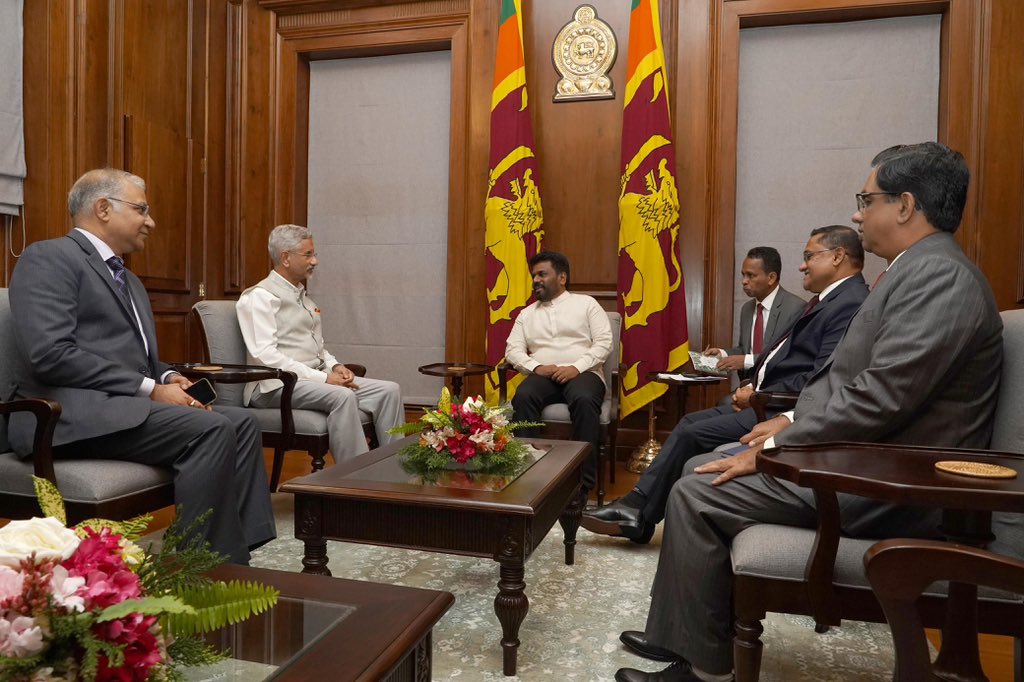 DrSJaishankar's tweet photo. Honored to call on President @anuradisanayake today in Colombo. Conveyed warm greetings of President Droupadi Murmu and PM @narendramodi. 

Appreciate his warm sentiments and guidance for the 🇮🇳 🇱🇰 relations. Discussed ways to deepen ongoing cooperation and strengthen India-Sri Lanka ties for the benefit of people of two countries and the region.