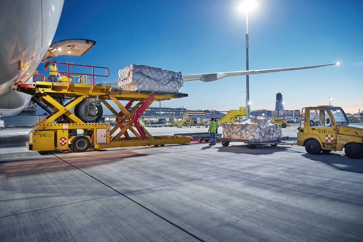 AirportSupplier's tweet image. Safe handling of air cargo: Vienna Airport receives IATA CEIV certification for lithium batteries airport-suppliers.com/airport_press_… @flughafen_wien #ViennaAirport @IATA #CEIV #AirCargo #Aviation #Airports