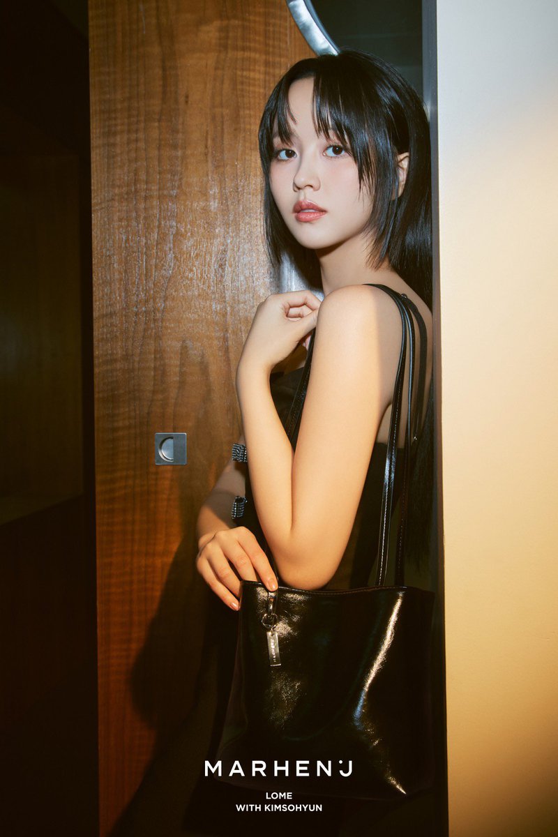 SohyunSpace's tweet photo. On the floor 🧎🏻‍♀️🧎🏻‍♀️🧎🏻‍♀️🧎🏻‍♀️🧎🏻‍♀️🧎🏻‍♀️🧎🏻‍♀️🧎🏻‍♀️🧎🏻‍♀️ https://t.co/tbL3LLvraE