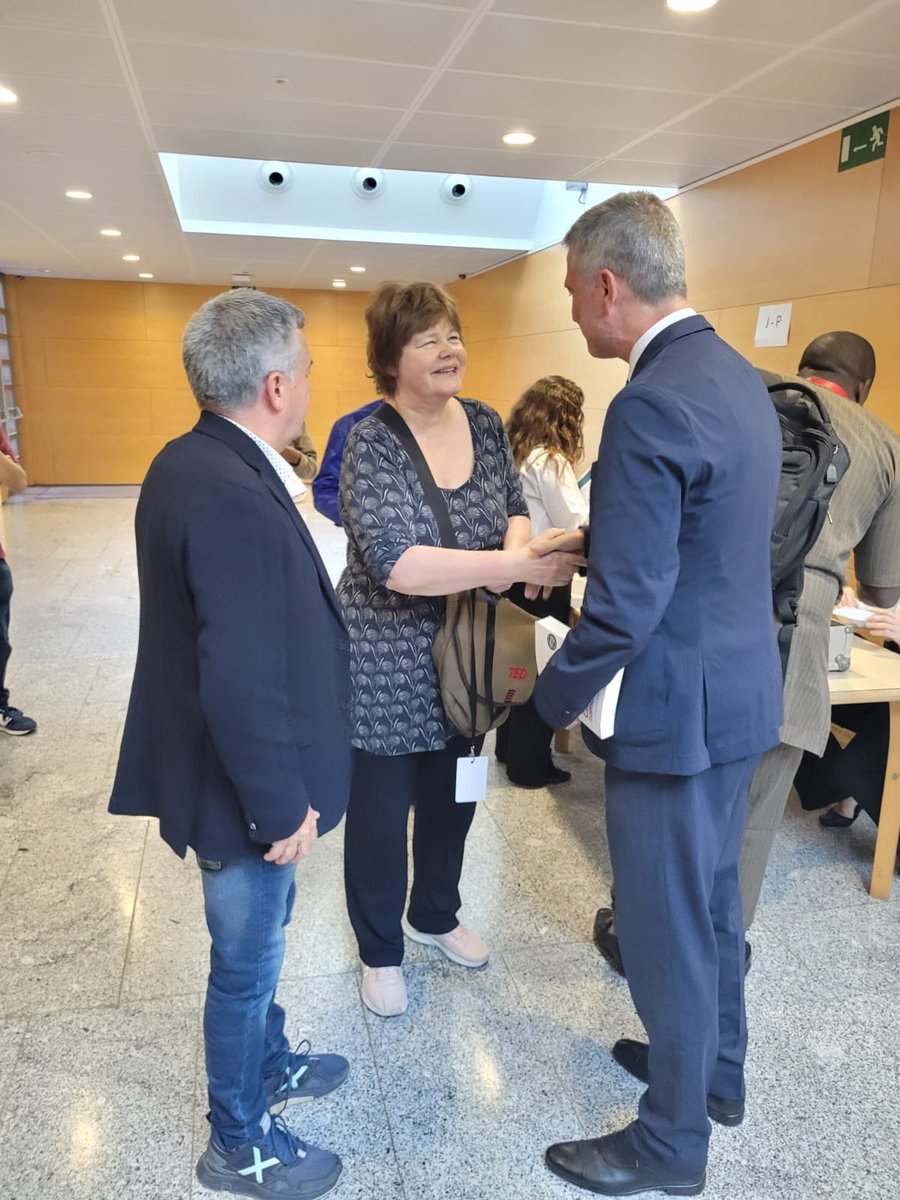 Junts_BCN's tweet photo. 🌍 El president de Junts per Catalunya - #TriasperBCN @jmartigalbis assisteix a la cloenda de la V Cimera Mundial #FamZero de les Regions de Seguretat i Sobirania Alimentaria. S’ha celebrat a #Barcelona i ha acollit debats sobre el canvi climàtic o el malbaratament alimentari
➡️ També ha conversat amb la lider mundial sobre l’alimentació a les grans ciutats, @carolynsteel