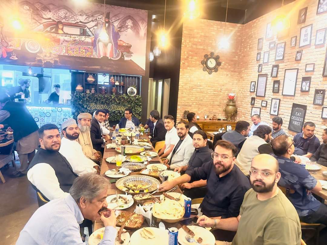SyedJun67262420's tweet photo. مسقط عمان میں مقیم پاکستانی بزنس کمیونٹیز کی جانب سے چئیرمین ایم کیو ایم و وفاقی وزیر تعلیم ڈاکٹر خالد مقبول صدیقی کے اعزاز میں عشائیہ دیا گیا ، اس موقع پر ایم کیو ایم پاکستان اوورسیز مسقط عمان چیپٹر کے آرگنائز عمران صدیقی و اراکینِ کمیٹی بھی موجود ہیں ۔
#MQMPakistan https://t.co/EFavOAbt5M