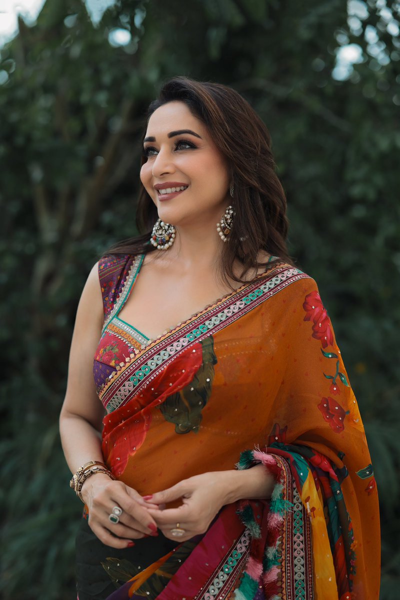 MadhuriDixit's tweet photo. नूर ✨ 

#FridayFeeling #photooftheday #sareelove https://t.co/AlK6bXk3LB