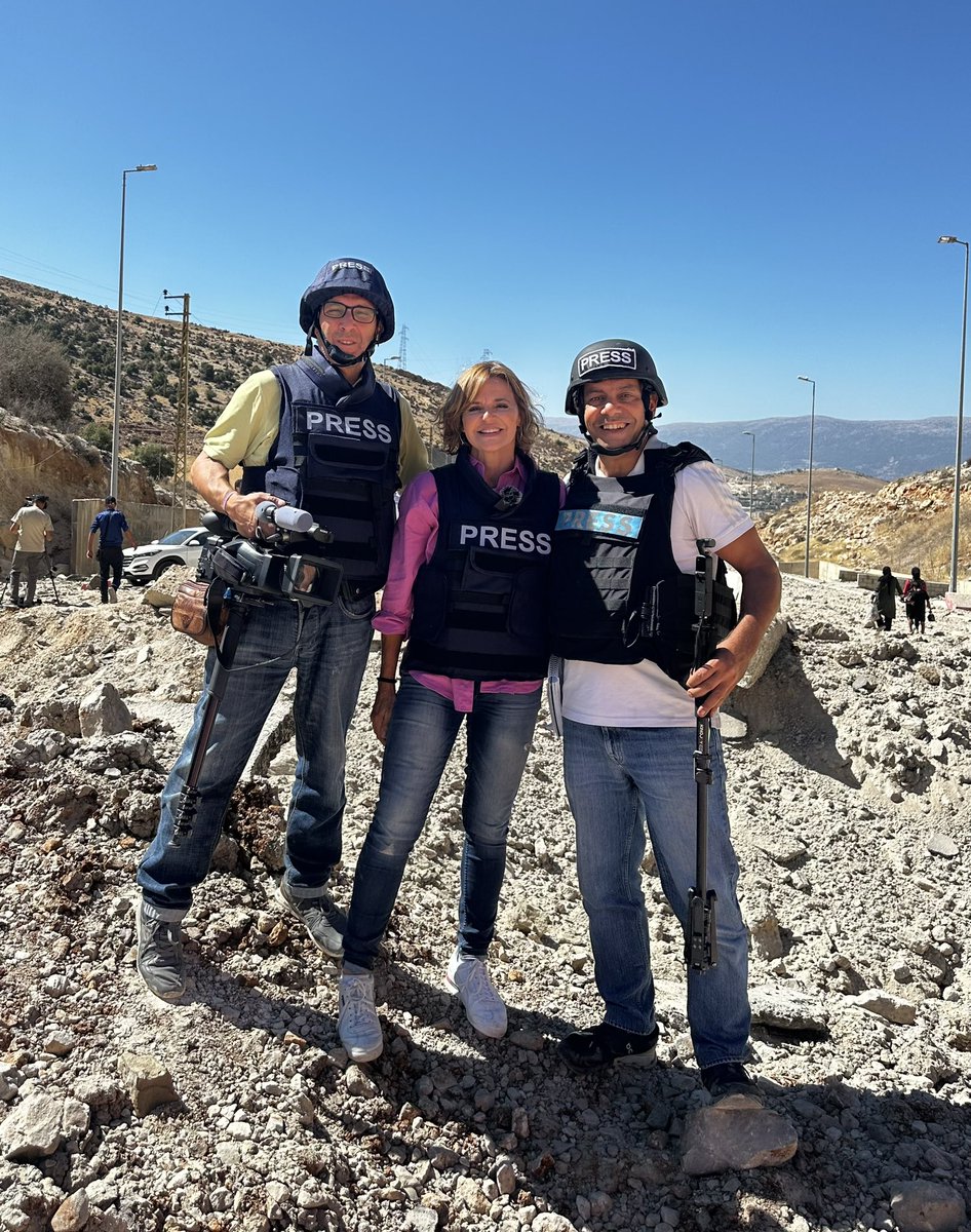 Aquí tenéis a ”todo” el equipo de TVE en Líbano. 
Interminables horas de rodaje en un contexto de guerra en el que es muy difícil trabajar. 
Pero no perdemos el ánimo ni la amistad que nos une. 
A mi derecha, <a href="/TheGlobalEnd/">Mirando más allá.</a> (Rojano) y a mi izquierda, Fadi (nuestro fixer). Pues