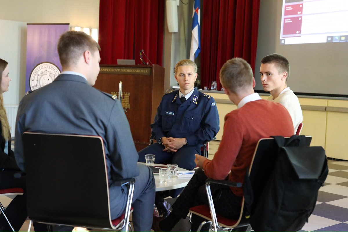 Kadettikunta ja Kadettitoverikunta järjestivät 1. kertaa ”Nuorten maanpuolustuskeskustelut”. Keskustelujen teemoina oli mm. miksi Suomi on puolustamisen arvoinen, asevelvollisuuden tasa-arvoisuus sekä sosiaalinen media vaikuttamisen alustana.

Kiitos järjestäjille&amp;osallistujille!