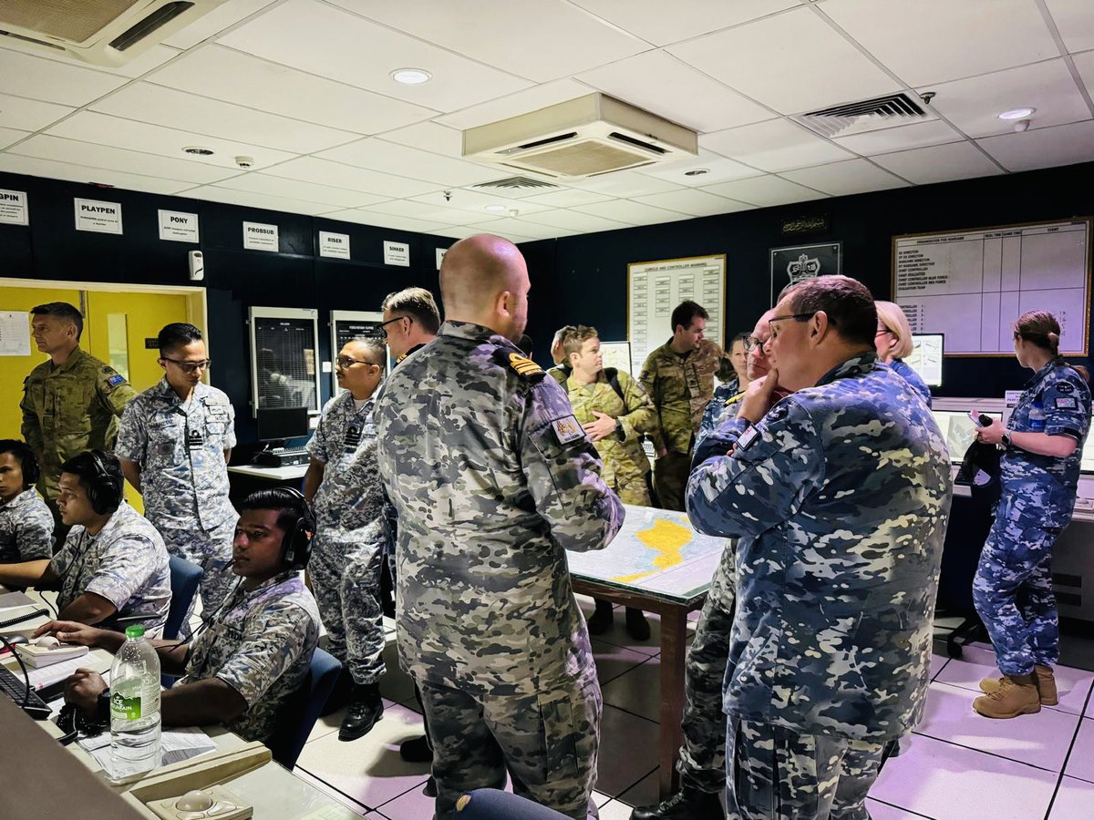 ADFinMalaysia's tweet photo. This week our future leaders attending Australian Command and Staff College (@ADC_Australia) have been slowly working their way down the Peninsula from north to south learning from our @MarkasATM friends and collaborating with their sister school @MAFSC_ @puspahanas. #MAJDP https://t.co/gs5Io6MdQ4