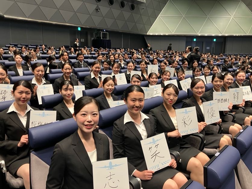 ANA_travel_info's tweet photo. 🌸2025年入社 #ANA 内定式🌸

各職総勢676名が参加し、井上社長を含む13名の役員でお迎えしました✈️
サプライズで〇〇さんからのお祝いメッセージ も!!👀✨

内定者全員がオリジナル色紙に抱負を書いて意気込みを表現✏
抱負に込めた想いを語ってくれました💙

詳細はこちら🤗
https://t.co/lkvjxQdeUT https://t.co/hLxnvc2BNc