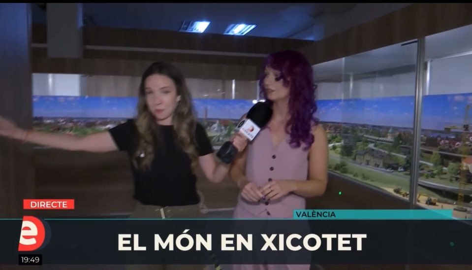 Год назад: у меня нет права на работу, грущу и думаю, что никогда в этой стране не реализуюсь😢

Сегодня: я даю интервью валенсийскому телевидению, как специалист отдела маркетинга, и рассказываю о проекте, который веду 😀

Жизнь такая удивительная штука