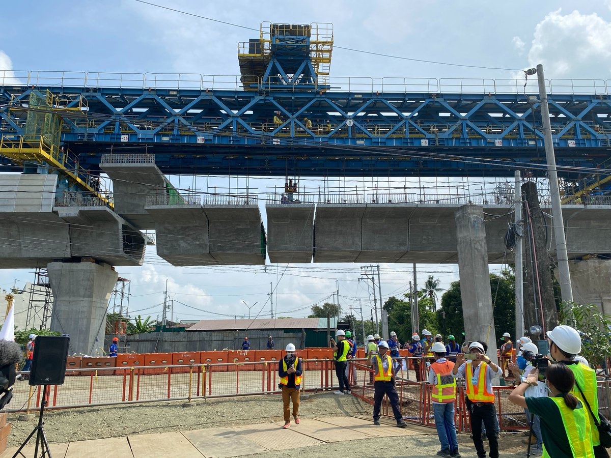 AmbJPNinPH's tweet image. Forging ahead as #PartnersInProgress! 🚇🌟 With this newly constructed viaduct, the North-South Commuter Railway Project is one step closer to completion. Can’t wait to see how #QualityInfrastructure gets built through continued 🇯🇵🤝🇵🇭cooperation.