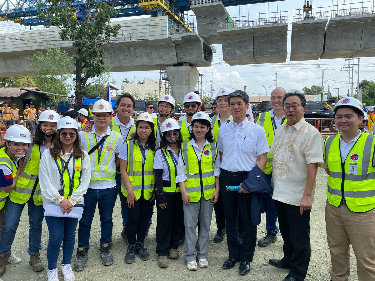 AmbJPNinPH's tweet image. Forging ahead as #PartnersInProgress! 🚇🌟 With this newly constructed viaduct, the North-South Commuter Railway Project is one step closer to completion. Can’t wait to see how #QualityInfrastructure gets built through continued 🇯🇵🤝🇵🇭cooperation.