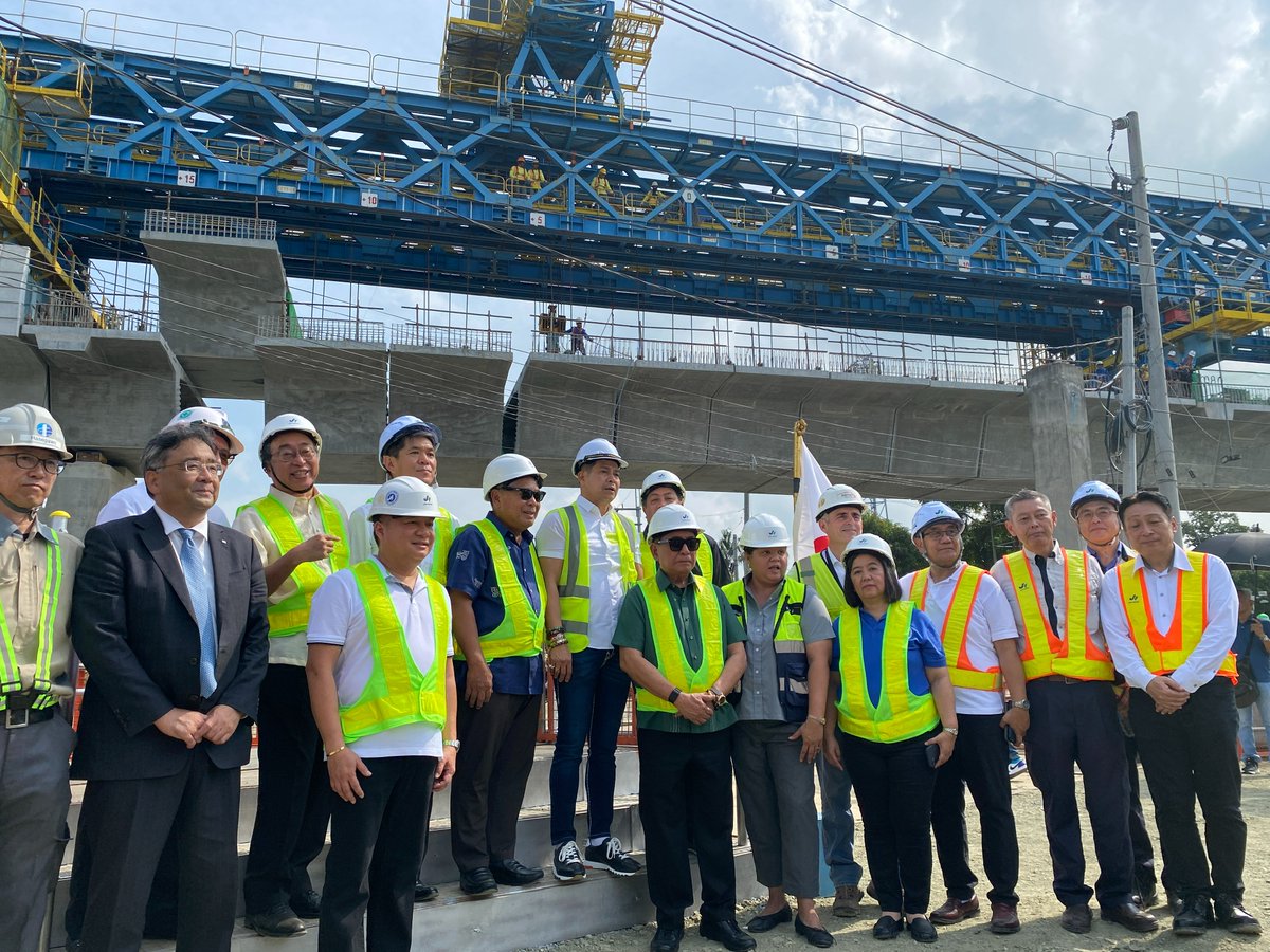 AmbJPNinPH's tweet image. Forging ahead as #PartnersInProgress! 🚇🌟 With this newly constructed viaduct, the North-South Commuter Railway Project is one step closer to completion. Can’t wait to see how #QualityInfrastructure gets built through continued 🇯🇵🤝🇵🇭cooperation.