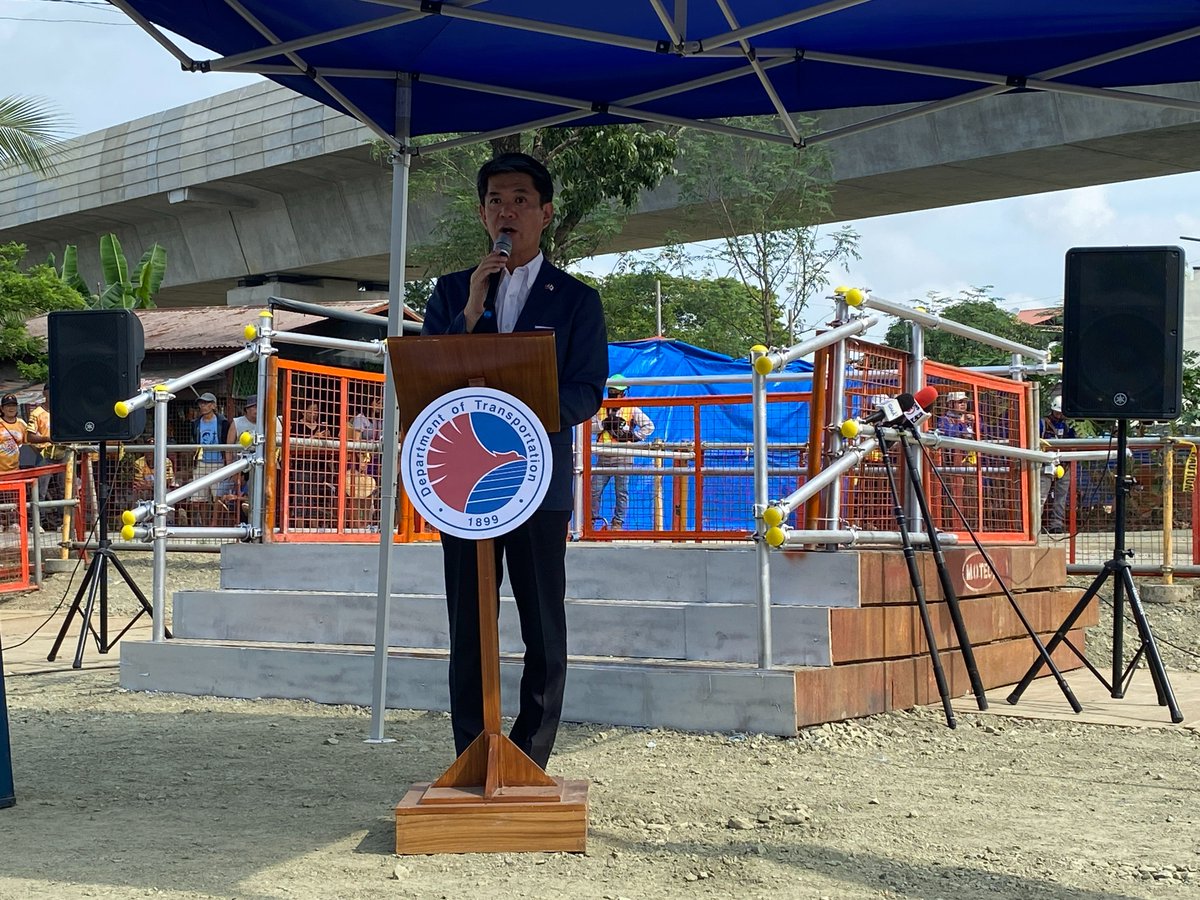AmbJPNinPH's tweet image. Forging ahead as #PartnersInProgress! 🚇🌟 With this newly constructed viaduct, the North-South Commuter Railway Project is one step closer to completion. Can’t wait to see how #QualityInfrastructure gets built through continued 🇯🇵🤝🇵🇭cooperation.