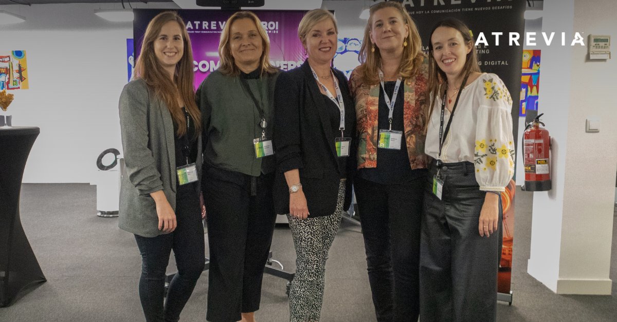 Atrevia's tweet photo. 🌐 La semana pasada, @Atrevia #Madrid recibió a los participantes del Congreso Anual de Partners de #PROI en la región EMEA, un evento que reunió a las principales agencias independientes de la región para compartir conocimiento, experiencias y construir alianzas estratégicas. 🤝

El tema central del congreso, "Las agencias del #futuro: ¿Cómo continuar aportando valor a nuestros clientes en los próximos 5 años?", permitió a todos los participantes reflexionar sobre los desafíos y oportunidades que afrontamos en un entorno en constante evolución.

Entre los momentos destacados, tuvimos la oportunidad de escuchar a César Vacchiano, CEO de @SCOPEN_es, como ponente principal, quien nos presentó un estudio profundo sobre las necesidades actuales de los directores de #Marketing y #Comunicación. Además, @larrea_pilar, directora de Comunicación de Deoleo, y Jorge Lukowsky, Marketing and Communications Director de @Neoris_esp, nos ofrecieron una visión directa sobre lo que las organizaciones buscan realmente al colaborar con una agencia de comunicación.

Conclusiones clave del encuentro:

🔹 Las agencias debemos ser pioneras en el uso de #IA para poder guiar a nuestros clientes en su implementación. Además de la inversión #tecnológica, estamos diversificando los perfiles que forman nuestros equipos.

🔹 Las #organizaciones cuentan con nosotros más que nunca como radar de #tendencias, y como socios de confianza para asegurarse de no perder ninguna oportunidad.

🔹 La complejidad de los retos actuales con stakeholders requiere que nuestro asesoramiento se centre en soluciones concretas con clara orientación a resultados.

¡Un gran agradecimiento a todos los participantes y organizadores! 👏✨