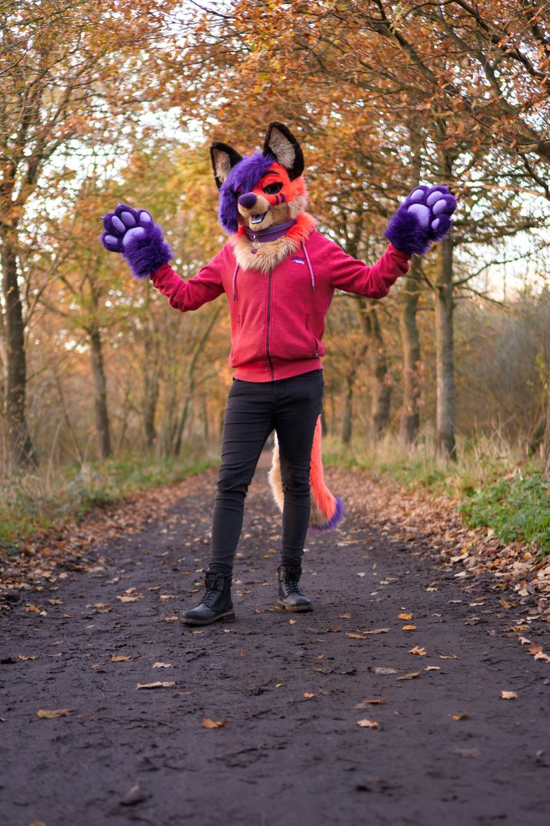 Ahhhh yes oktober lets enjoy the autumn🥰 🍂  my favourite season btw 

🪡: <a href="/paciulofursuits/">Paciulo Fursuits @paciulofursuits.bsky.social</a> 

📷: <a href="/foshka_uwu/">Foshka</a> 

#FursuitsFriday #furry