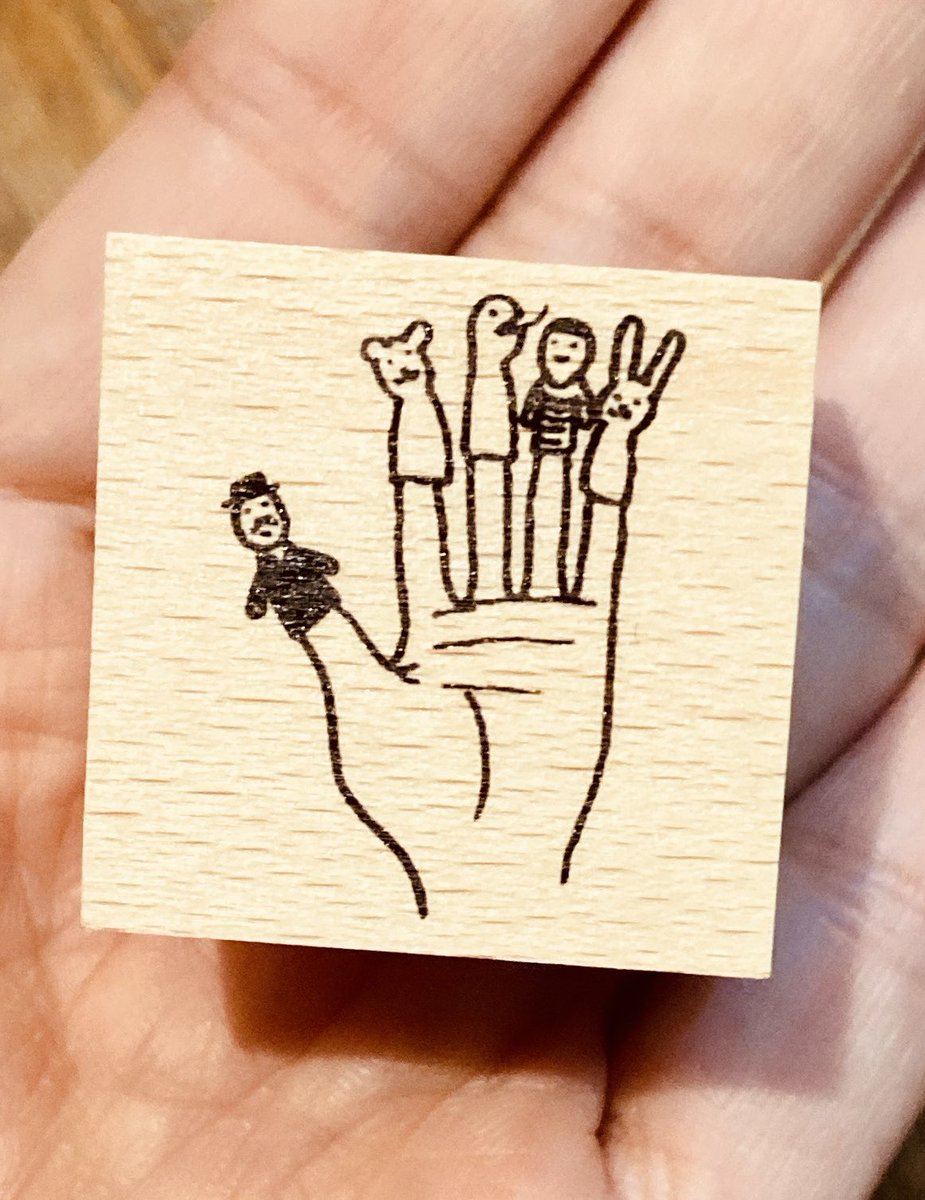 uminekosya's tweet photo. 野ばら社さんから
レトロかわいいスタンプが
新入荷しております🌹❤️

個人的に気になるのが指人形のスタンプ。

おじさん👨、クマ🐻、ヘビ🐍、子供👦、うさぎ🐰って、どーいう組み合わせ〜❓😂

童話？ことわざ？言い伝え？
しりとりでもないしなあ。はて。

#うみねこ社
#野ばら社 https://t.co/e6a0Oa9WAl