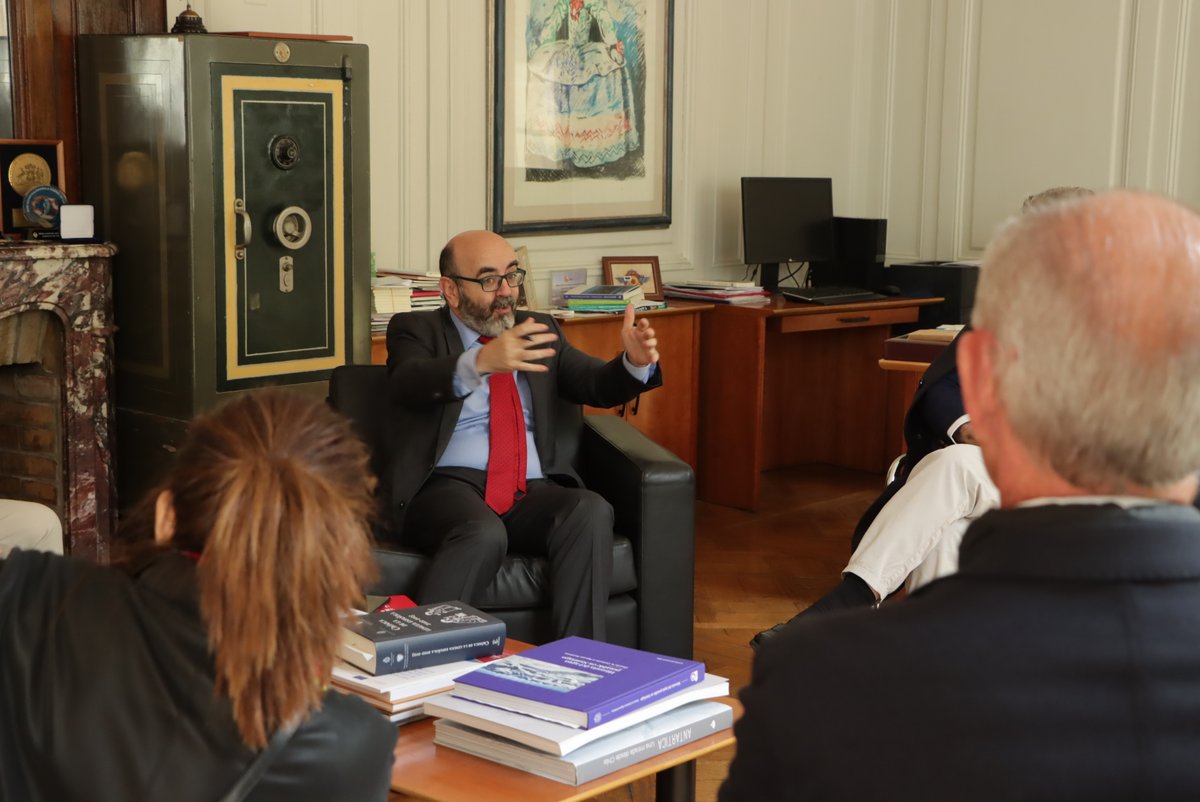 uninde_es's tweet photo. La penúltima jornada de la delegación #extremeña en #Chile se ha iniciado con un encuentro en la @EmbEspanaChile🇪🇸🇨🇱, donde han abordado los lazos históricos que unen a ambos países
🗣️El director de #UNINDE, Antonio Rubio, ha explicado en ese encuentro el 🎓proyecto académico que une a @Extremadura y la @autonomadechile a través de Global Academic Network para impulsar la primera #universidad privada en Extremadura
#atraertalento
#retenertalento
#UniversidadUNINDE