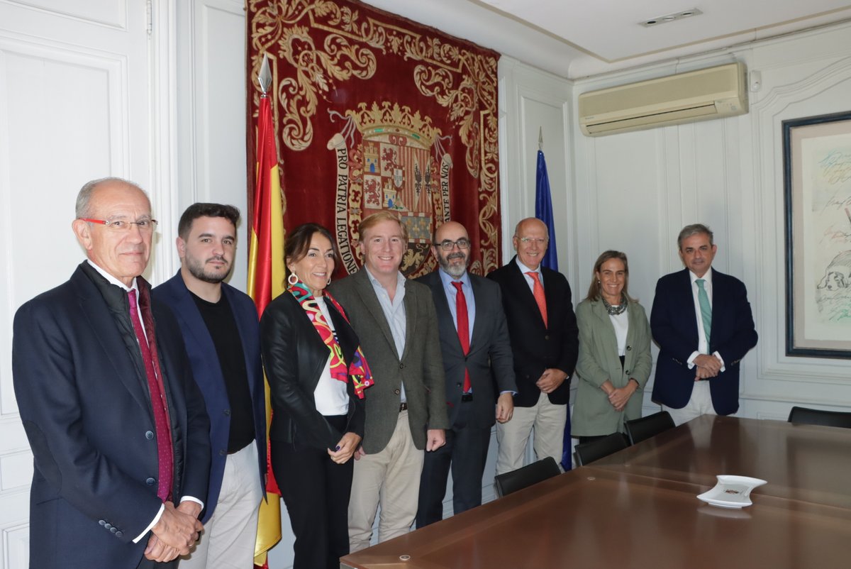uninde_es's tweet photo. La penúltima jornada de la delegación #extremeña en #Chile se ha iniciado con un encuentro en la @EmbEspanaChile🇪🇸🇨🇱, donde han abordado los lazos históricos que unen a ambos países
🗣️El director de #UNINDE, Antonio Rubio, ha explicado en ese encuentro el 🎓proyecto académico que une a @Extremadura y la @autonomadechile a través de Global Academic Network para impulsar la primera #universidad privada en Extremadura
#atraertalento
#retenertalento
#UniversidadUNINDE