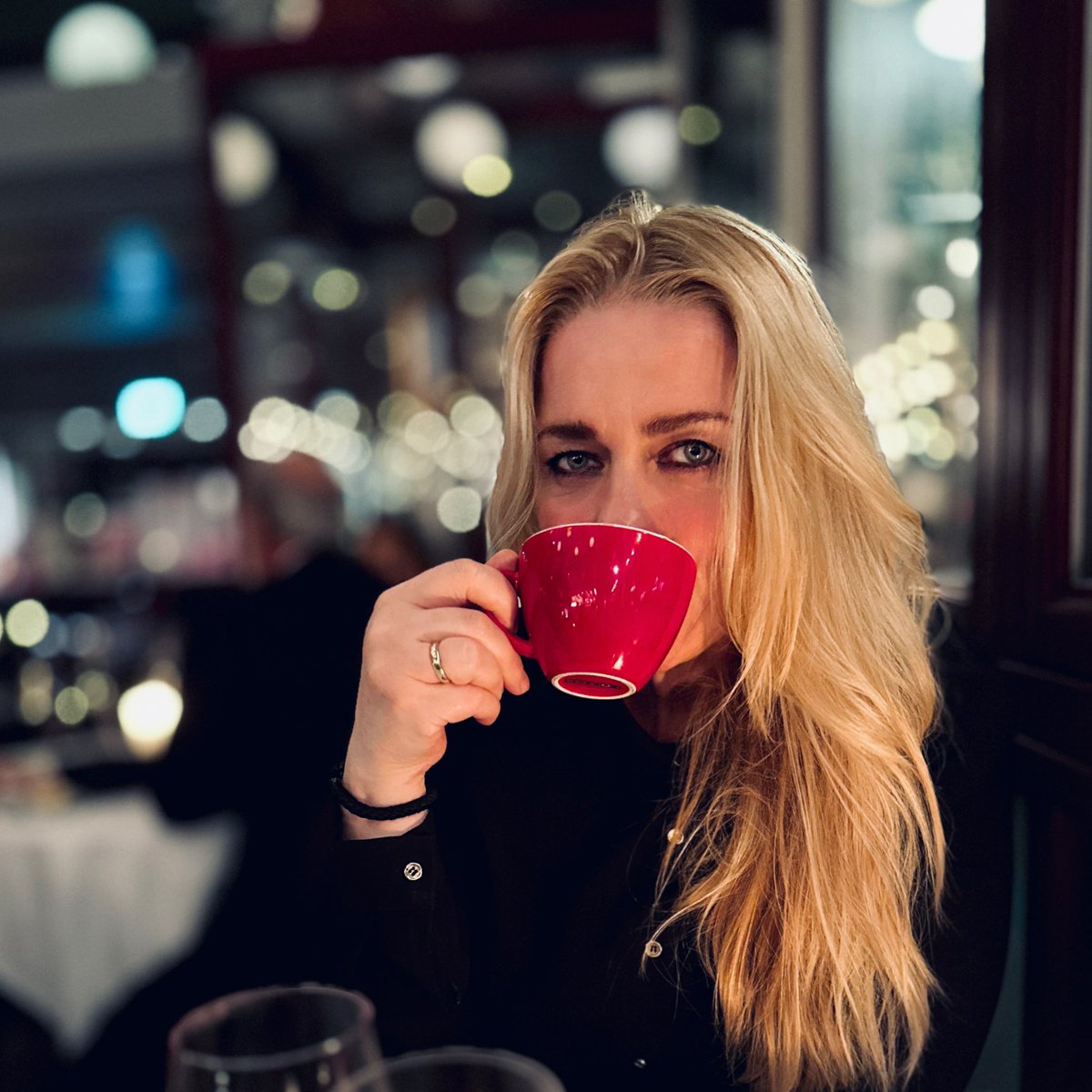 Here ya go!
My new song "Dugir Tú At Tosa Føroyskt" is out worldwide today. It's my first time singing my own material in Faroese. Woooohoo. 
Here's a link to any one of your preferred streaming platforms.
Lots of love❤️🎶
lenaanderssen.hearnow.com/dugir-tú-at-to…