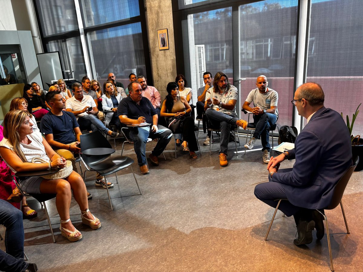 innovaedum's tweet photo. 🔘Hoy nos hemos reunido con @VictorMarinNav más de 4️⃣0️⃣miembros de equipos directivos @direcmur para abordar temas de gran relevancia en el funcionamiento de los centros. Muchísimas gracias por atendernos❤️ https://t.co/ovEtYXpaAC