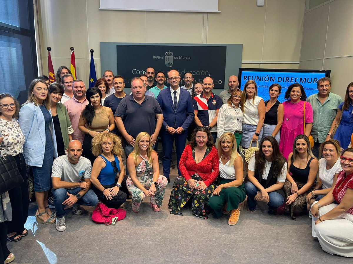 innovaedum's tweet photo. 🔘Hoy nos hemos reunido con @VictorMarinNav más de 4️⃣0️⃣miembros de equipos directivos @direcmur para abordar temas de gran relevancia en el funcionamiento de los centros. Muchísimas gracias por atendernos❤️ https://t.co/ovEtYXpaAC