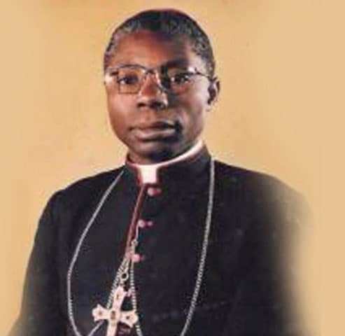 RDC; « N’acceptez jamais qu’ils vous avalent. Quand bien même ils pourraient vous avaler, n’acceptez jamais qu’ils vous digèrent. Quand bien même ils essayent de vous digérer, soyez indigestes. Résistez. Ne cédez rien. », le résistant Mgr  Kataliko décédait le 04 Octobre 2000