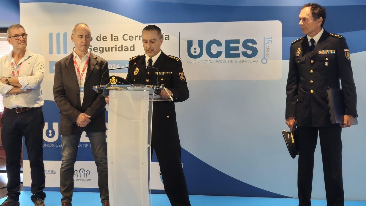 policia's tweet photo. Hoy, en el III Foro de la Cerrajería de Seguridad organizado por la Unión Cerrajeros de Seguridad #UCES que se celebra en el Estadio Metropolitano de #Madrid, hemos recibido este reconocimiento por nuestro #BicentenarioPolicía
¡GRACIAS!
#ComprometidosContigo
#ForoUCES https://t.co/VdFWz22cV5