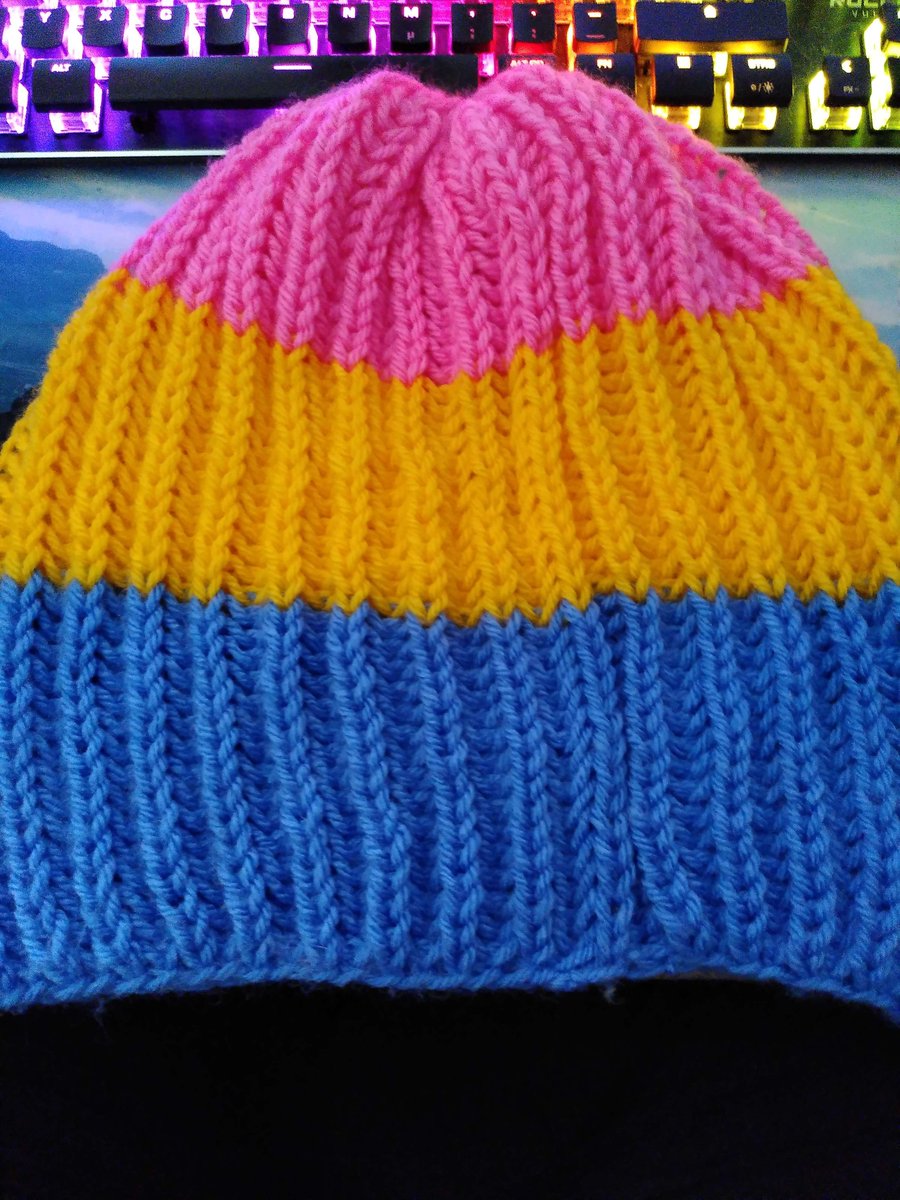 Ich hab mal ne Mütze in den Farben der Pan Flagge gestrickt. #stricken