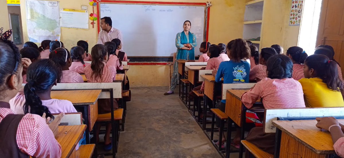 akritig31's tweet photo. In the auspicious occasion of #InternationalGirlChildDay @upmahilakalyan organized a 10day event.On the third day, @ActionAidIndia hosted a "Talk Show with Idols" across various blocks in Balrampur,where successful women shared their inspiring stories of struggle with young girls https://t.co/OBiDSStg1W