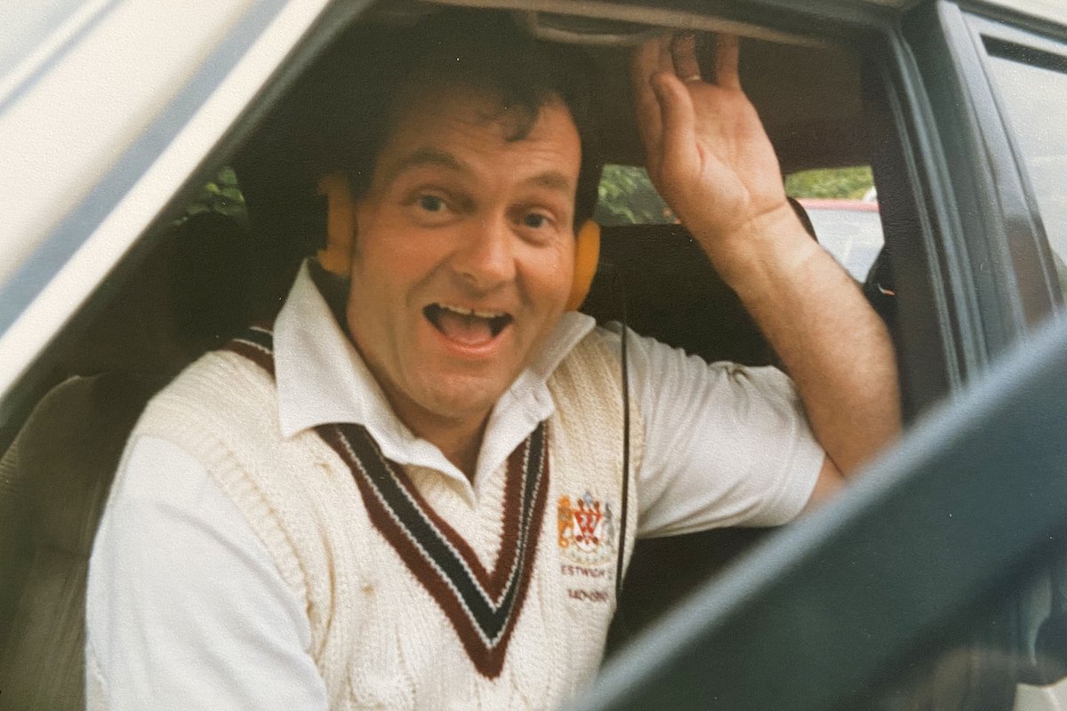 PrestwichSport's tweet image. 𝐒𝐈𝐌𝐏𝐋𝐘 𝐓𝐇𝐄 𝐁𝐄𝐒𝐓
𝑅𝑜𝑏𝑒𝑟𝑡 𝐼𝑎𝑛 𝐻𝑖𝑛𝑐ℎ𝑙𝑖𝑓𝑓𝑒

I met Bob the day I joined Prestwich Cricket Club. As was the way, I was immediately asked to umpire a Sunday XI fixture. I don’t remember much about the game but enjoyed time at the bar discussing all things…