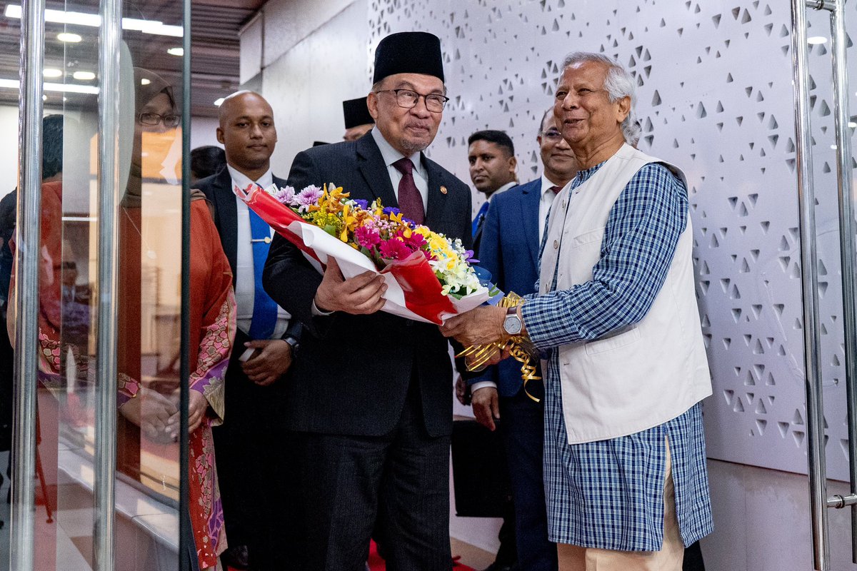 Alhamdulillah, saya telah selamat tiba di Dhaka, Bangladesh usai di Islamabad, Pakistan. Saya disambut sahabat baik saya Ketua Penasihat Kerajaan Interim Bangladesh TYT Profesor Dr Muhammad Yunus dan dijadual untuk mengadakan beberapa mesyuarat serta perbincangan yang menjadi