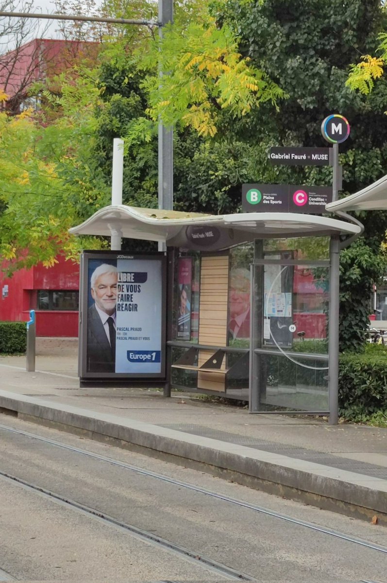 Est-ce qu'on apprécie de voir une pub pour cette émission sur le campus universitaire <a href="/UGrenobleAlpes/">Université Grenoble Alpes</a> ?
Borf, pas vraiment ... 
Vivement le weekend