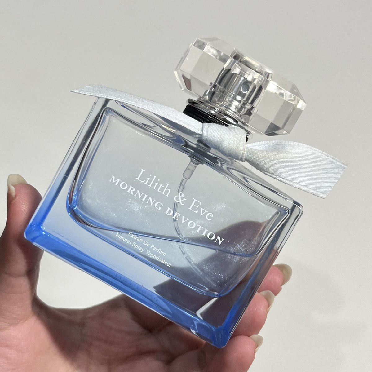 angelarissa_'s tweet photo. gila... ini parfume semprot sedikit udah wanginya berhari2 😀 terbukti nyemprot di jaket terus cowo aku bilang kok masih wangi???

bahkan ini udah kena hujan masih ada...

WANGINYA FRESH KAYA HABIS MANDI TERUS https://t.co/203TuSdjV7
