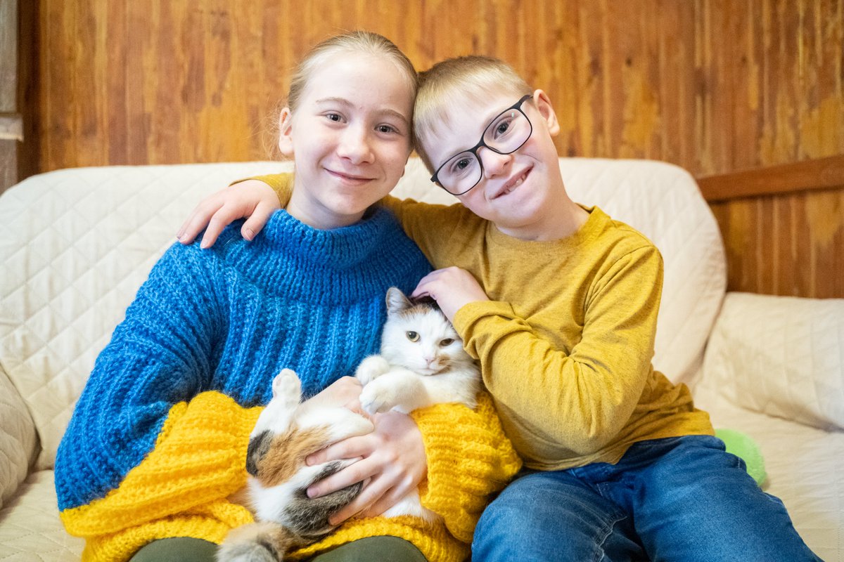 Amid war, children in Ukraine find comfort and solace in animal friends. #WorldAnimalDay

UNICEF's psychosocial support provided canine-assisted therapy. Youth-led UPSHIFT projects have supported animal shelters.

And our Goodwill Dog <a href="/PatronDsns/">Patron</a> protects children from mines!🐶