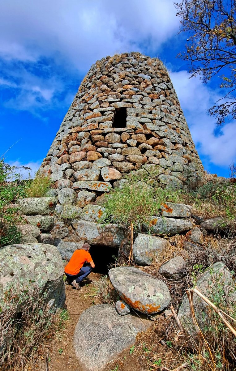 Che poi non sei tu che vai nei luoghi. Sono questi che ti richiamano.
Ci sono ritornato: il nuraghe Orolio di Silanus

Un abbraccio a tutti